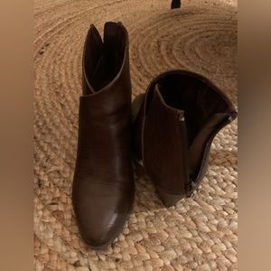 Cute brown booties by box